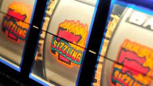 Tampilan permainan slot Play'n GO dengan payline, fitur bonus, dan tabel hadiah yang jelas